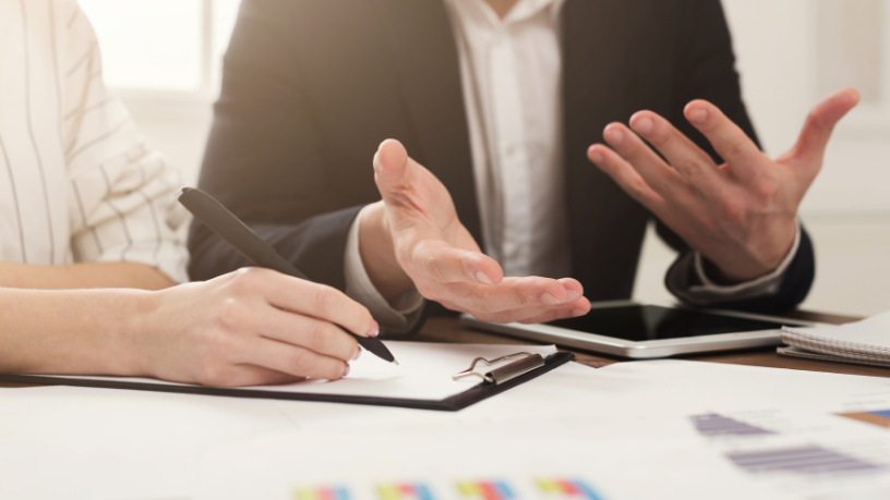 Entenda Por que algumas empresas inovam menos e ainda assim evoluem mais no mercado atual? analisando decisões inteligentes e foco em execução. Produção de Andre de Barros Faria.